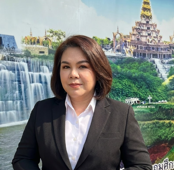 นางติณนิชา ปิ่นทะวงค์